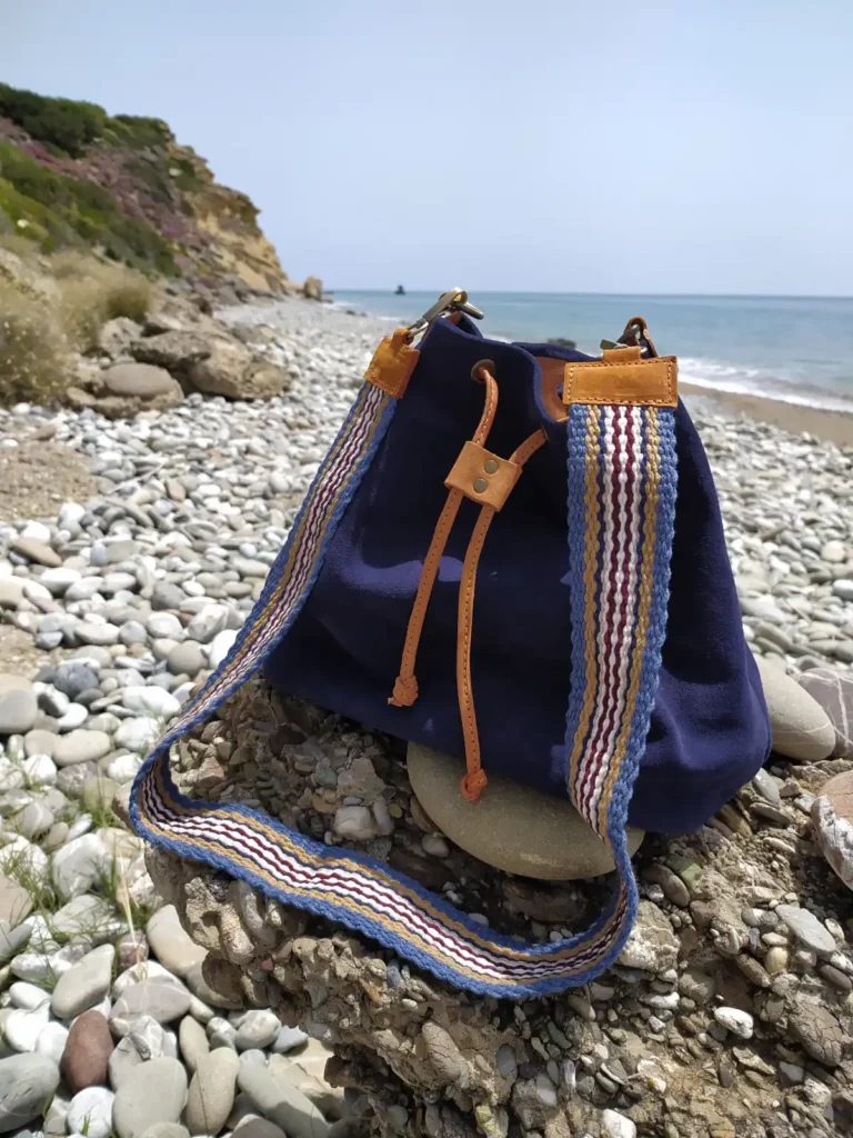 Χειροποίητο μπλε πουγκί από καστόρι με υφαντό ιμάντα σε αργαλειό Inkle