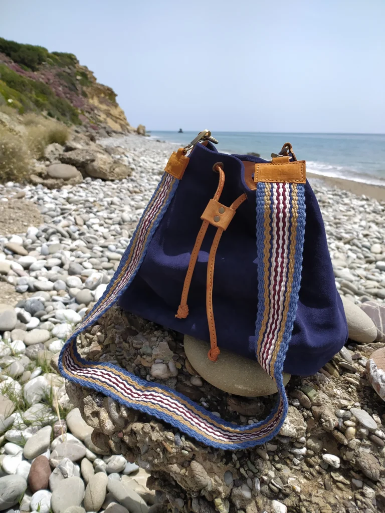 Χειροποίητο μπλε πουγκί από καστόρι με υφαντό ιμάντα σε αργαλειό Inkle