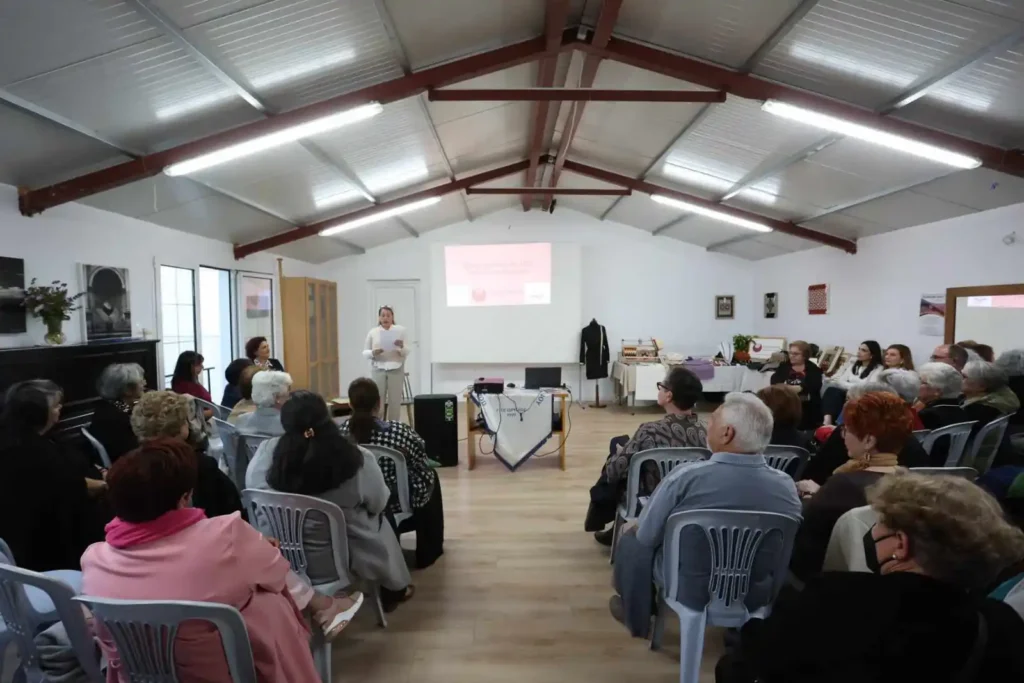 Το κοινό, όπως φαίνεται από τις πίσω σειρές