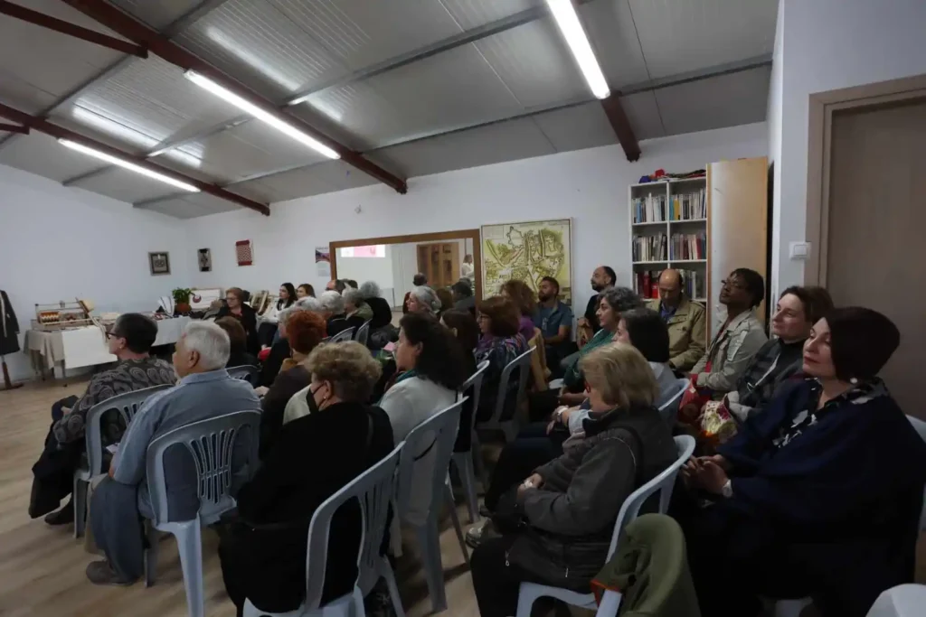 Το κοινό παρακολουθεί την παρουσίαση