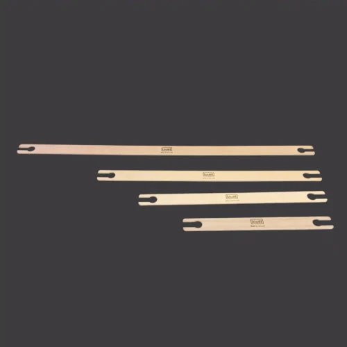 Τέσσερις ξύλινες επίπεδες σαΐτες της Louët, σε τέσσερα διαφορετικά μεγέθη, παρουσιασμένες σε μαύρο φόντο. Κάθε σαΐτα είναι από φυσικό ξύλο και φέρει το λογότυπο της Louët.