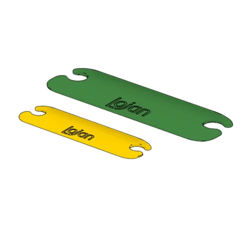 Lojan σαΐτες αργαλειών Inkle Μια τρισδιάστατη απεικόνιση (illustration) σε λευκό φόντο που συγκρίνει τα μεγέθη από δύο σαΐτες ιμάντα (belt shuttles) της Lojan. Μια μεγαλύτερη, κανονική πράσινη σαΐτα βρίσκεται ελαφρώς πίσω από μια πολύ μικρότερη, μίνι κίτρινη σαΐτα. Και οι δύο έχουν το λογότυπο της Lojan με μαύρο περίγραμμα στο κέντρο τους.