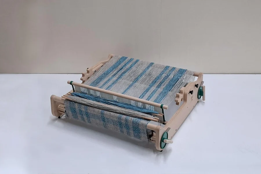 Lojan Flex σταθερού μίτου διπλωμένος Μια λεπτομερής φωτογραφία του αργαλειού σταθερού μίτου (rigid heddle) Lojan Flex διπλωμένου για μεταφορά.