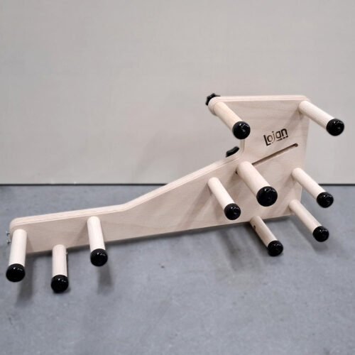 Γωνιακή φωτογραφία προϊόντος από το πίσω μέρος του μίνι αργαλειού Lojan Inkeltje, που δείχνει τη συμπαγή δομή του και τη διάταξη των πίρων χωρίς νήματα στημονιού.