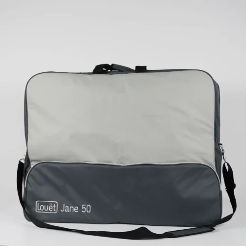 Η υφασμάτινη τσάντα μεταφοράς για τον επιτραπέζιο αργαλειό Louët Jane 50, σε διχρωμία ανοιχτού και σκούρου γκρι. Η τσάντα στέκεται όρθια σε λευκό φόντο, διαθέτει ανθεκτική χειρολαβή στο πάνω μέρος και μια μεγάλη εξωτερική θήκη, στην οποία είναι κεντημένο το λογότυπο της Louët και η ένδειξη Jane 50