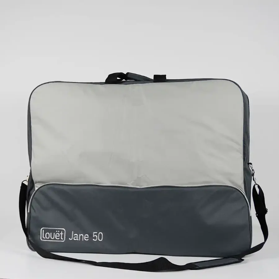Η υφασμάτινη τσάντα μεταφοράς για τον επιτραπέζιο αργαλειό Louët Jane 50, σε διχρωμία ανοιχτού και σκούρου γκρι. Η τσάντα στέκεται όρθια σε λευκό φόντο, διαθέτει ανθεκτική χειρολαβή στο πάνω μέρος και μια μεγάλη εξωτερική θήκη, στην οποία είναι κεντημένο το λογότυπο της Louët και η ένδειξη Jane 50