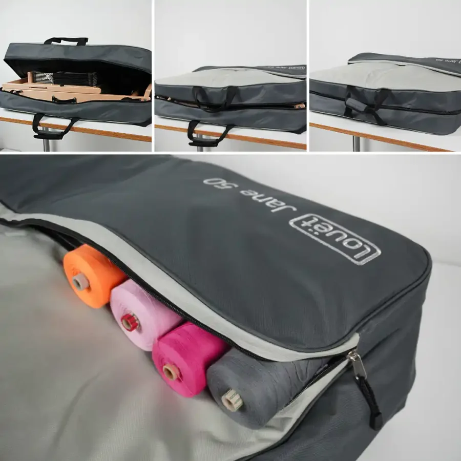 Κολάζ φωτογραφιών που δείχνει τη λειτουργικότητα της τσάντας μεταφοράς για τον αργαλειό Louët Jane 50. Στο πάνω μέρος, τρεις εικόνες δείχνουν διαδοχικά πώς η γκρι τσάντα κλείνει με ασφάλεια γύρω από τον διπλωμένο ξύλινο αργαλειό. Στο κάτω μέρος, μια κοντινή λήψη δείχνει την μπροστινή εξωτερική θήκη με φερμουάρ να χωράει άνετα τέσσερις μεγάλους κώνους με χρωματιστά νήματα (πορτοκαλί, ανοιχτό ροζ, φούξια, γκρι).