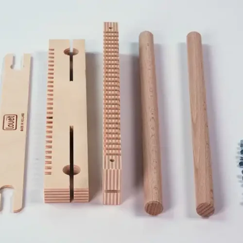 Μια φωτογραφία με όλα τα εξαρτήματα του μικρού τελάρου υφαντικής Louët Lisa πριν τη συναρμολόγηση, τακτοποιημένα σε λευκό φόντο. Περιλαμβάνει τα ξύλινα μέρη με το λογότυπο της Louët (οδοντωτές μπάρες στημονιού, στρογγυλούς πλευρικούς πείρους, μια επίπεδη σαΐτα και ένα ξύλινο εργαλείο) καθώς και τέσσερις μεταλλικές βίδες με πεταλούδες για την ένωση.