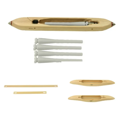 Ένα κολάζ που παρουσιάζει τη συλλογή από σαΐτες υφαντικής της Louët σε λευκό φόντο. Περιλαμβάνει, στο πάνω μέρος, μια μεγάλη ξύλινη σαΐτα-βάρκα με μασούρι και ροδάκια. Στη μέση, τέσσερα λευκά πλαστικά ανταλλακτικά μασούρια. Στο κάτω μέρος, αριστερά, δύο επίπεδες ξύλινες σαΐτες σε διαφορετικά μεγέθη και, δεξιά, δύο μικρότερες ξύλινες σαΐτες-βάρκες.