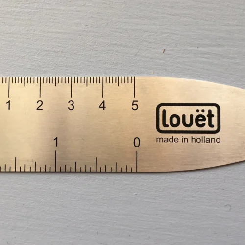 Μεταλλικός κλέφτης χτενιού από τη Louet με υποδεκάμετρο