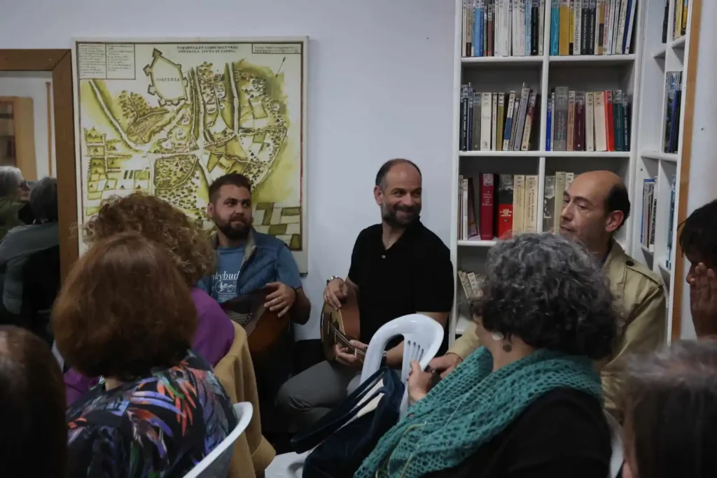 Τη βραδιά έντυσαν μουσικά οι μουσικοί Χάρης Φασουλάς και Γιώργος Μπαμπάτσης