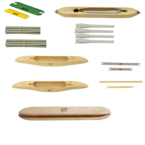 Ένα κολάζ από ξύλινες και πλαστικές σαΐτες αργαλειών σε λευκό φόντο. Περιλαμβάνει έγχρωμες πλαστικές σαΐτες αργαλειού ιμάντα (Inkle), ξύλινες σαΐτες βάρκα με μασούρι σε διάφορα στυλ, λευκά πλαστικά και χάρτινα μασούρια, σαΐτες ταπισερί και ξύλινες επίπεδες σαΐτες σε διάφορα μεγέθη.