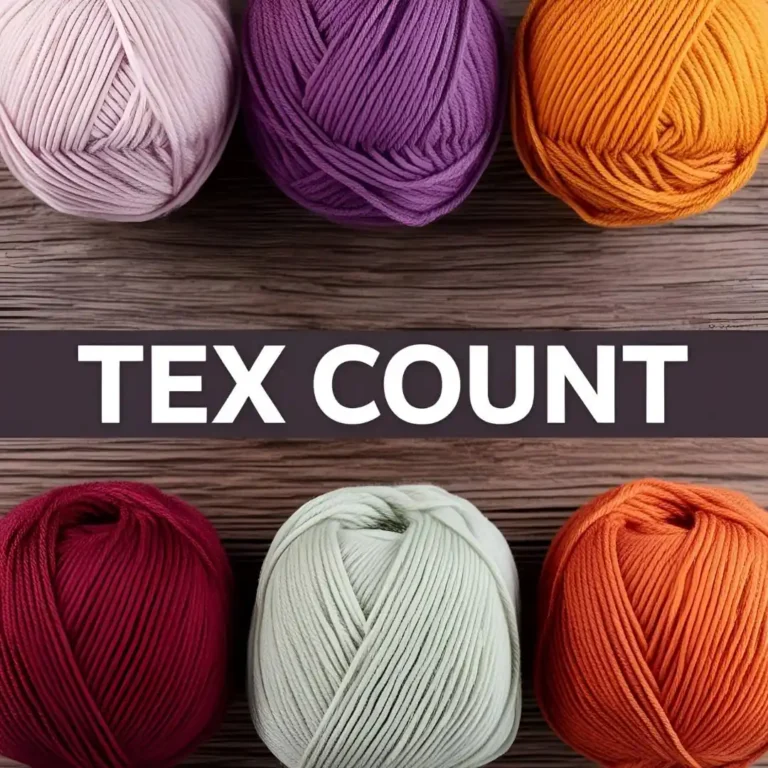 Μια φωτογραφία επίπεδης λήψης (flat lay) με έξι διαφορετικά κουβάρια πολύχρωμου νήματος, τοποθετημένα σε δύο σειρές πάνω σε μια σκούρα, ρουστίκ ξύλινη επιφάνεια. Στο κέντρο της εικόνας υπάρχει μια σκούρα οριζόντια ταινία που εμφανίζει το κείμενο "TEX COUNT" με έντονα, λευκά κεφαλαία γράμματα. Τα κουβάρια νήματος έχουν στριφτές υφές σε χρώματα όπως μωβ (μενεξεδί), βιολετί, πορτοκαλί, μπορντό και πράσινο της μέντας.
