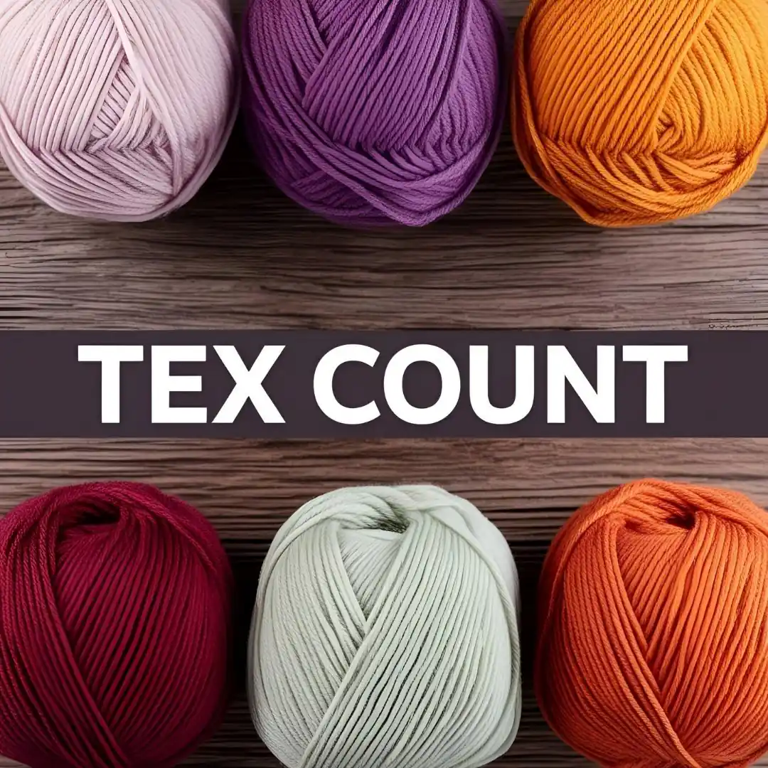 Μια φωτογραφία επίπεδης λήψης (flat lay) με έξι διαφορετικά κουβάρια πολύχρωμου νήματος, τοποθετημένα σε δύο σειρές πάνω σε μια σκούρα, ρουστίκ ξύλινη επιφάνεια. Στο κέντρο της εικόνας υπάρχει μια σκούρα οριζόντια ταινία που εμφανίζει το κείμενο "TEX COUNT" με έντονα, λευκά κεφαλαία γράμματα. Τα κουβάρια νήματος έχουν στριφτές υφές σε χρώματα όπως μωβ (μενεξεδί), βιολετί, πορτοκαλί, μπορντό και πράσινο της μέντας.