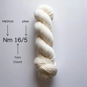 Επεξηγηματικό γράφημα για τον αριθμό νήματος. Απεικονίζει μια πλεξούδα από λευκό νήμα και στα αριστερά αναλύει το παράδειγμα Nm 16/5. Με βελάκια εξηγείται ότι το Nm υποδηλώνει τη μέθοδο (Method), το 16 τον αριθμό νήματος (Yarn Count) και το 5 τον αριθμό των κλώνων (plies).