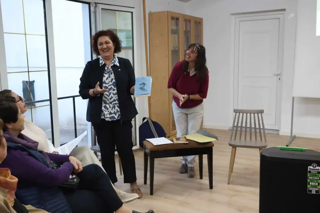 Η Ζωή δωρίζει στη δανειστική βιβλιοθήκη ένα βιβλίο για τον Ιωάννη Κονδυλάκη