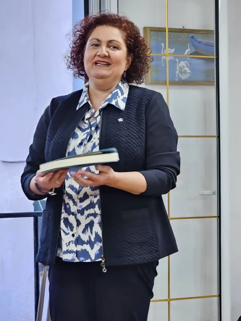 Η Ζωή κρατά το βιβλίο που έχει δωρίσει