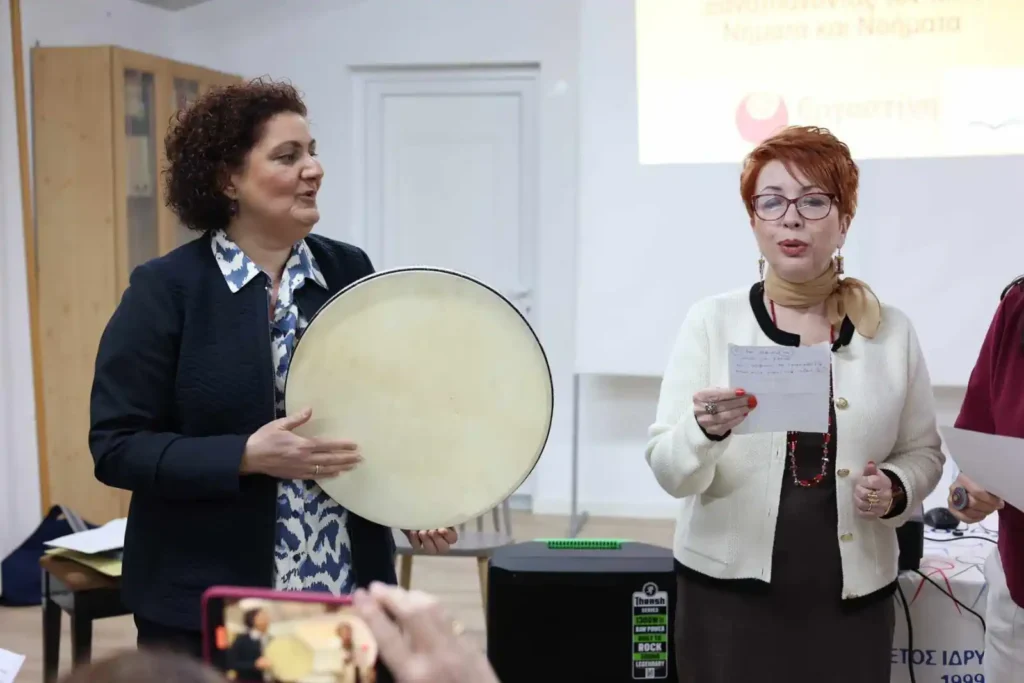 Η Ζωή παίζει μπεντίρ και τραγουδάει ένα παραδοσιακό τραγούδι